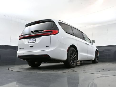 Used 2022 Chrysler Pacifica Touring-L w/ S Appearance Package AWD/4WD image 23