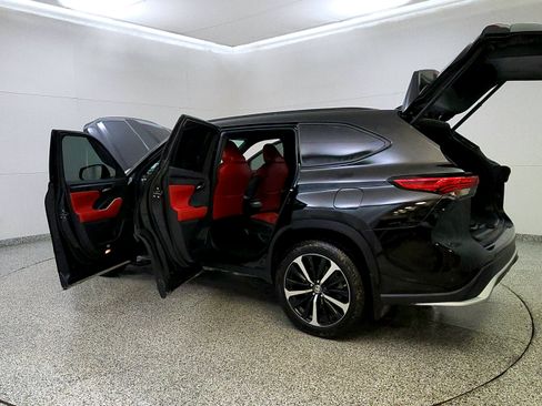 Used 2021 Toyota Highlander XSE AWD/4WD image 11