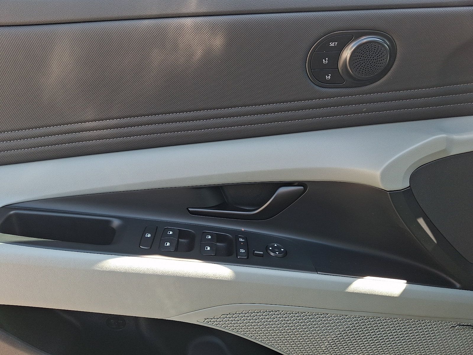 Certified 2025 Hyundai Elantra Limited FWD image 12