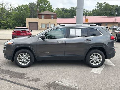 Used 2016 Jeep Cherokee Latitude w/ Cold Weather Group AWD/4WD image 2