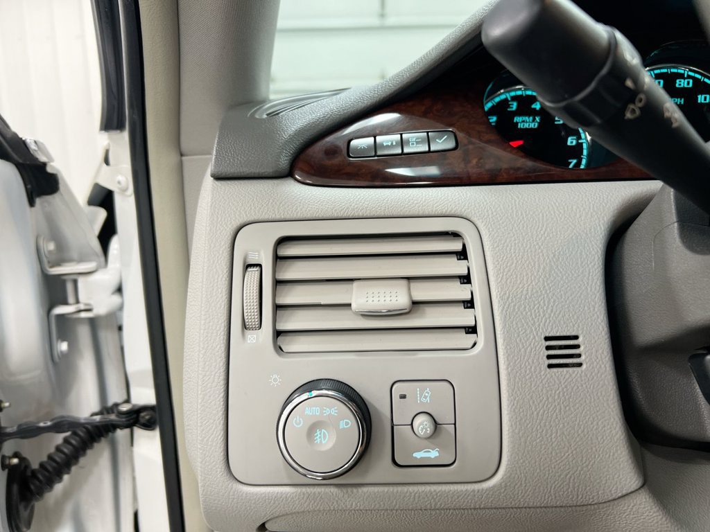 Used 2011 Buick Lucerne CXL FWD image 17