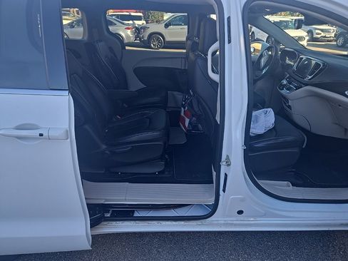 Used 2022 Chrysler Pacifica Touring-L image 11