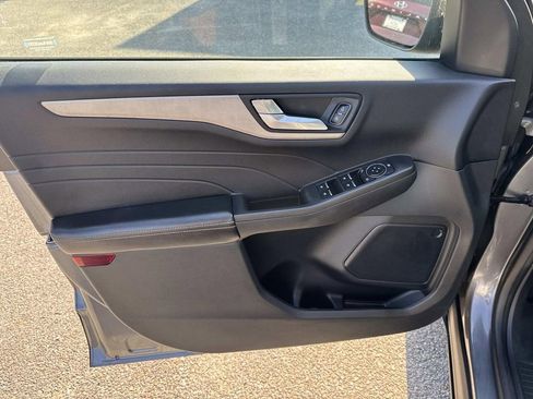 Used 2021 Ford Escape SE image 18