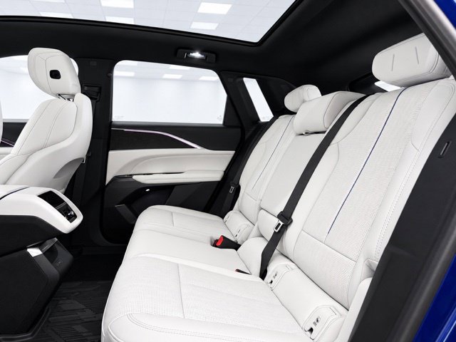 Used 2024 Cadillac Lyriq Luxury AWD/4WD image 19
