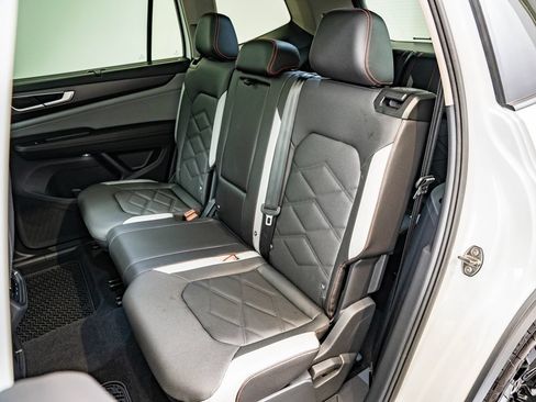 Used 2025 Volkswagen Atlas Peak Edition SE AWD/4WD image 44