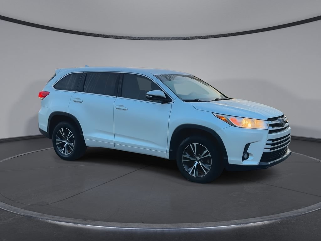 Used 2017 Toyota Highlander Plus FWD image 2