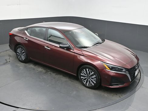 Used 2025 Nissan Altima 2.5 SV FWD image 28
