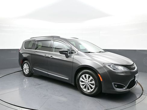 Used 2017 Chrysler Pacifica Touring-L image 4