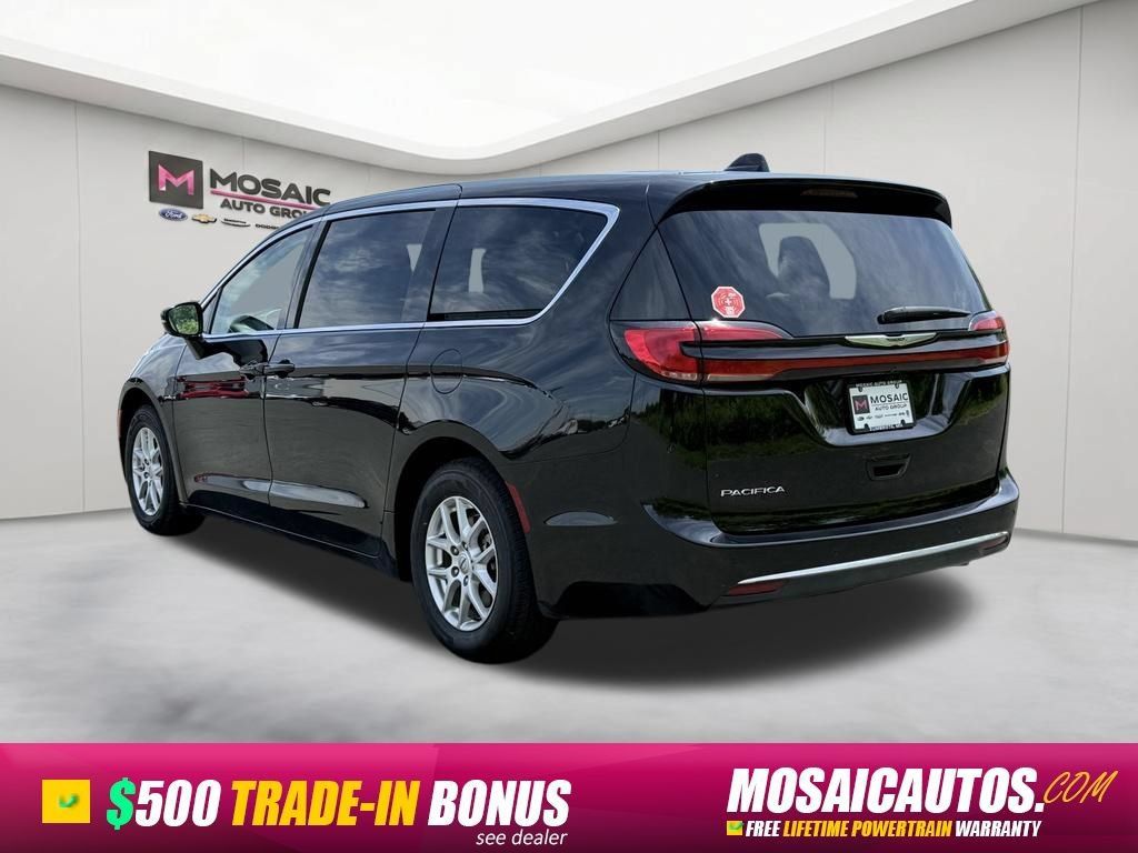 Used 2024 Chrysler Pacifica Touring-L FWD image 5