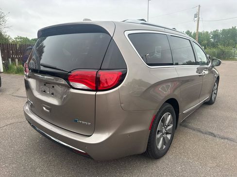 Used 2018 Chrysler Pacifica Limited w/ Advanced Safetytec Group FWD image 5