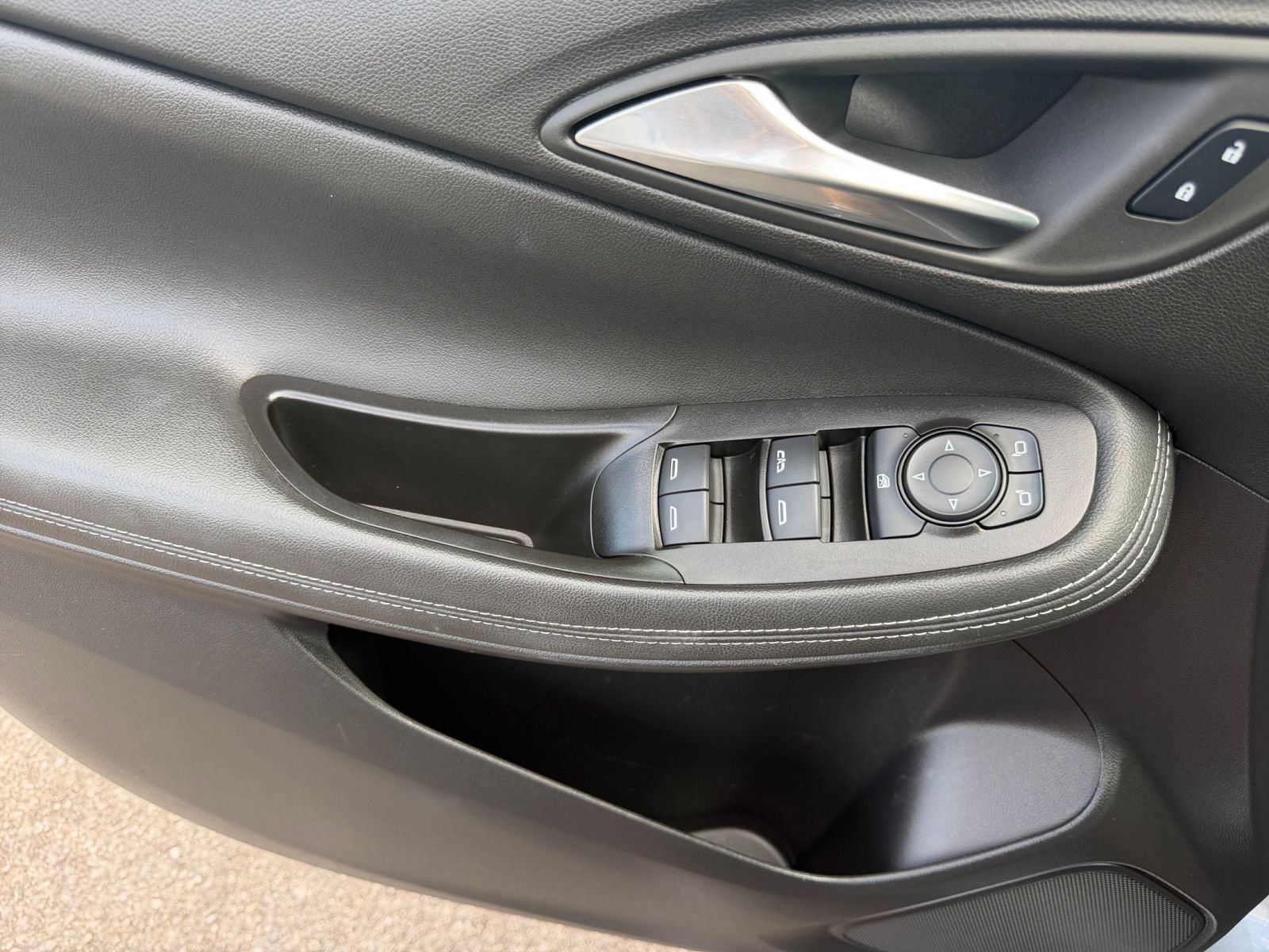 Used 2025 Buick Encore GX Preferred AWD/4WD image 18