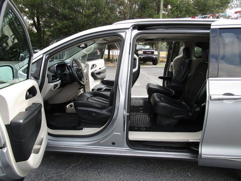 Used 2020 Chrysler Pacifica Limited image 20