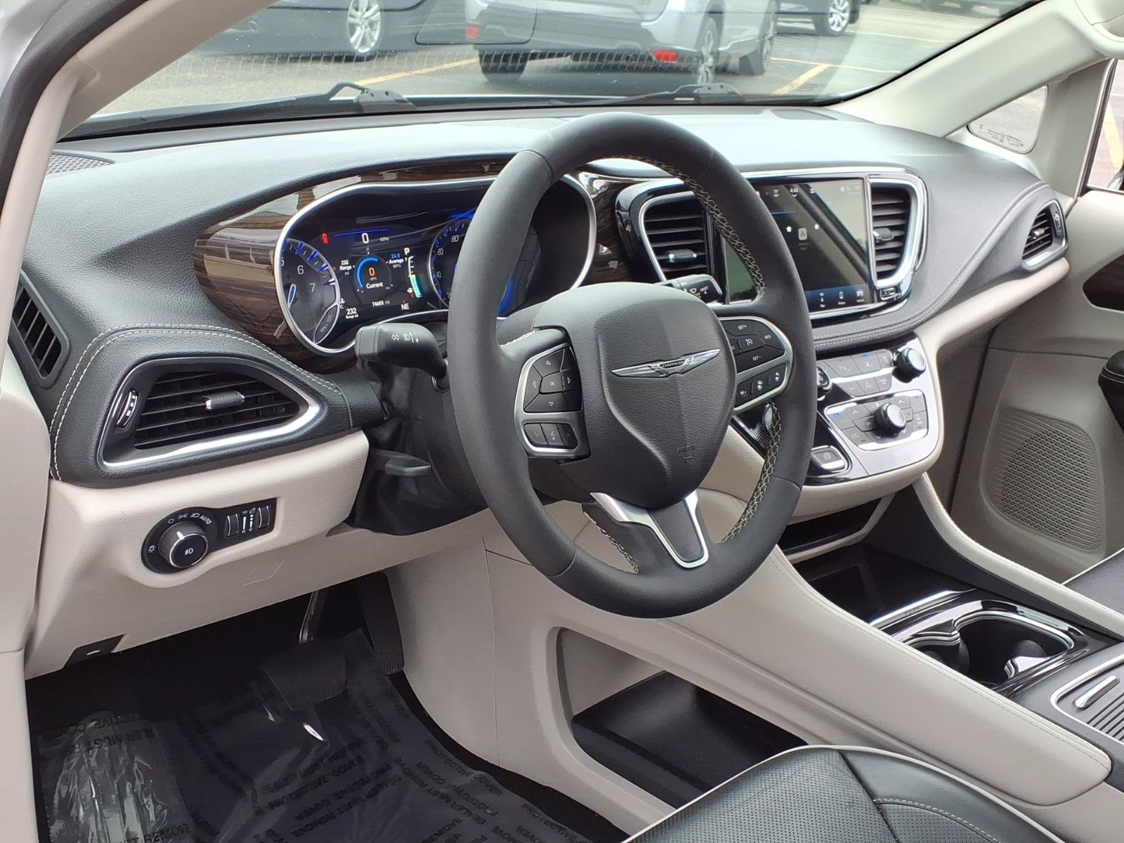 Used 2023 Chrysler Pacifica Limited FWD image 5