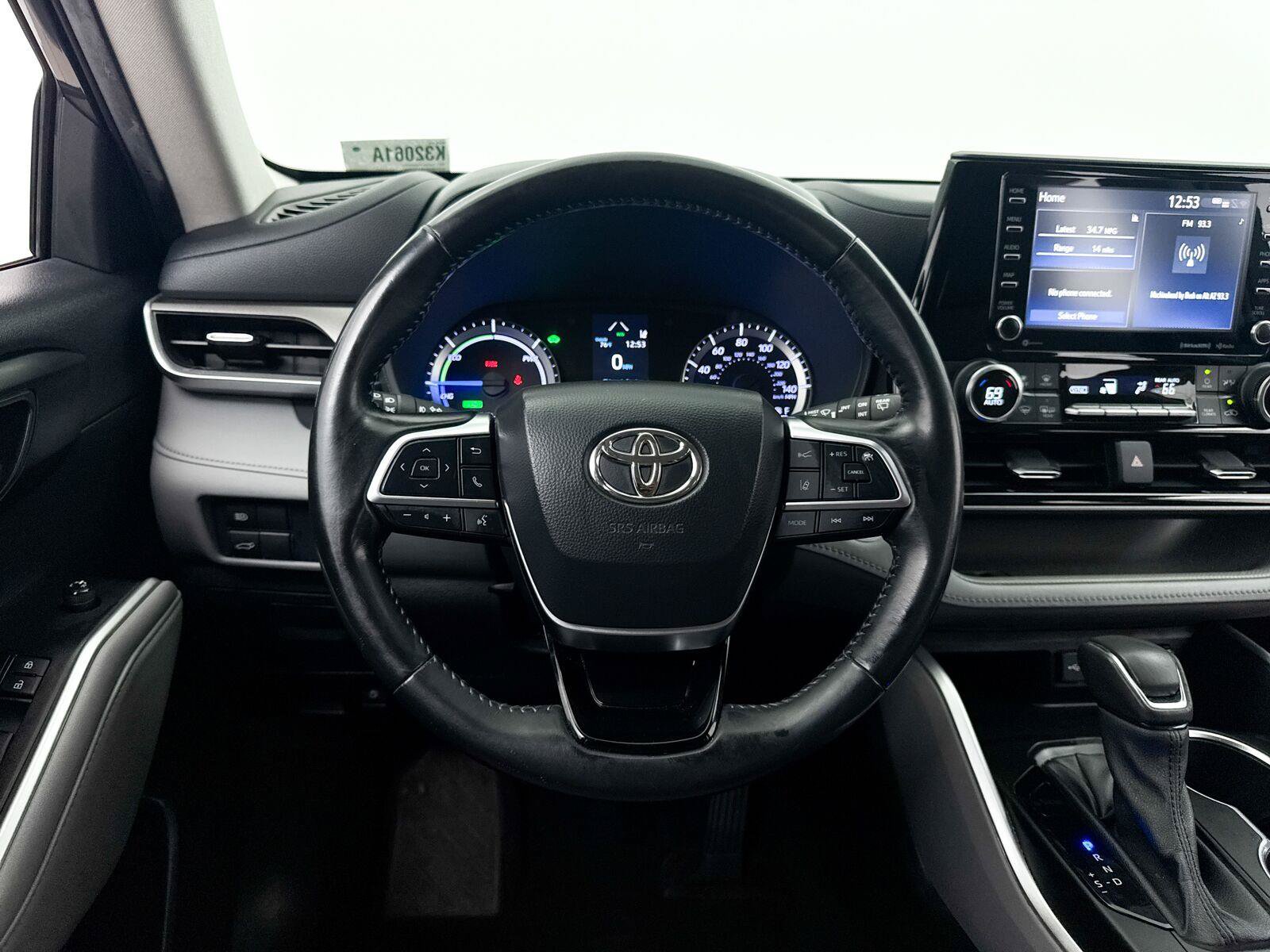 Used 2021 Toyota Highlander LE FWD image 3