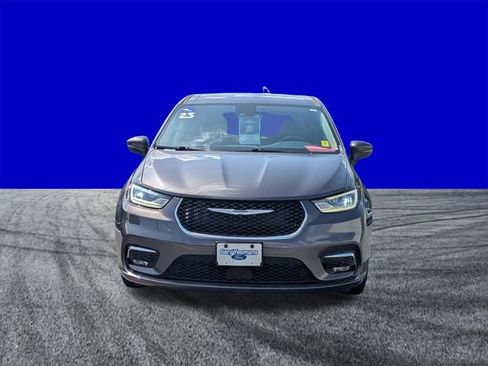 Used 2023 Chrysler Pacifica Touring-L FWD image 9