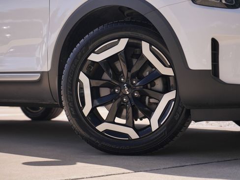 Used 2024 Kia Telluride EX w/ EX Captain's Chair Package FWD image 3