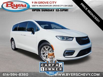 Used 2025 Chrysler Pacifica Select