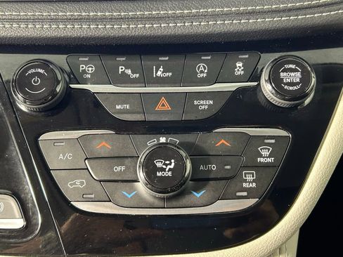 Used 2023 Chrysler Pacifica Limited image 23