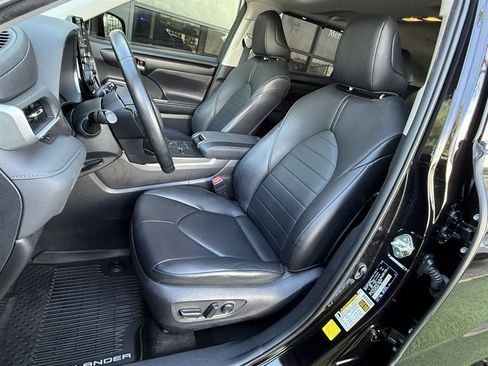 Used 2020 Toyota Highlander XLE FWD image 14
