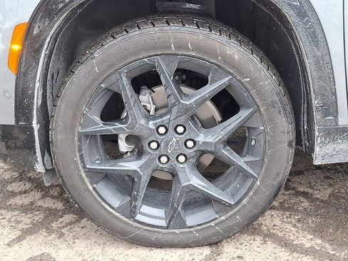 Used 2024 Chevrolet Traverse RS image 32