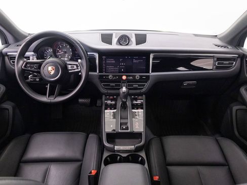 Certified 2025 Porsche Macan AWD/4WD image 19
