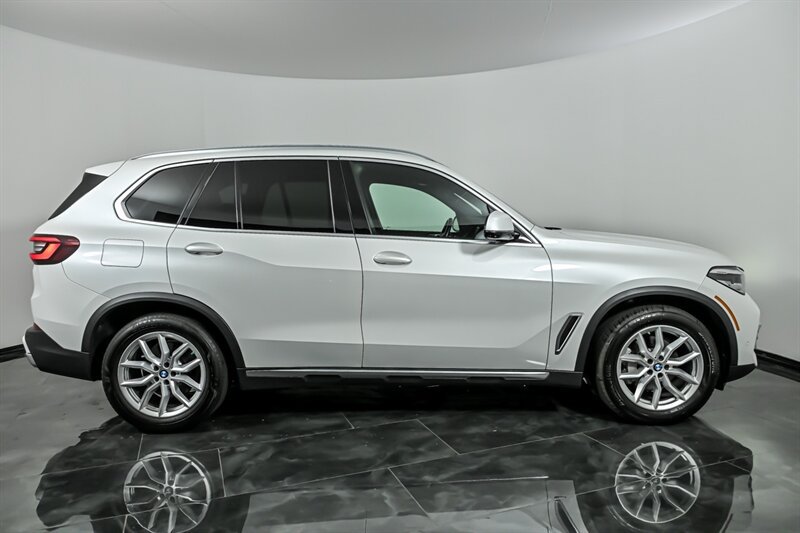 Used 2021 BMW X5 xDrive40i w/ Convenience Package AWD/4WD image 10