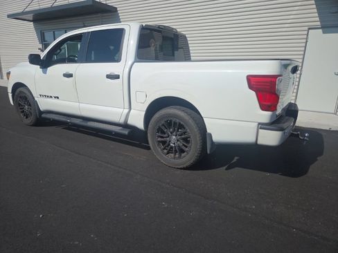 Used 2018 Nissan Titan SV w/ SV Convenience Package RWD image 12