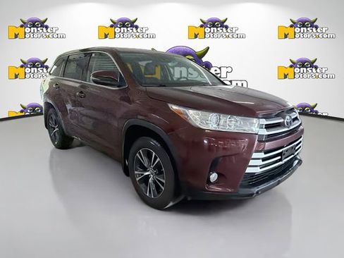 Used 2018 Toyota Highlander LE AWD/4WD image 3