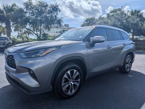 Used 2025 Toyota Highlander XLE FWD image 8