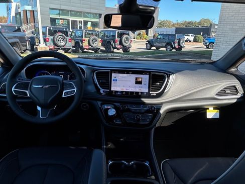 New 2026 Chrysler Pacifica Limited w/ Uconnect Theater Family Group image 13