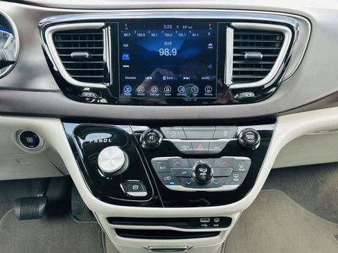 Used 2017 Chrysler Pacifica Touring w/ Tire & Wheel Group image 16