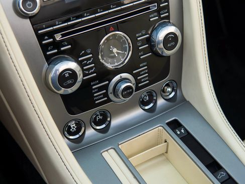 Used 2013 Aston Martin V8 Vantage Roadster RWD image 35