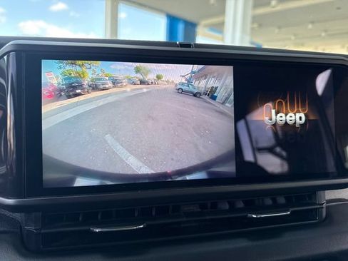 Used 2024 Jeep Wrangler Unlimited Sahara AWD/4WD image 19