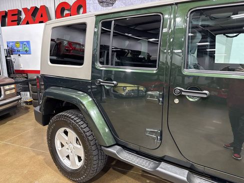 Used 2010 Jeep Wrangler Unlimited Sahara image 35