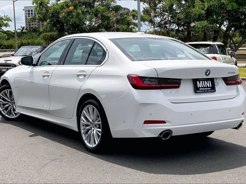 Used 2024 BMW 330e w/ Convenience Package RWD image 11