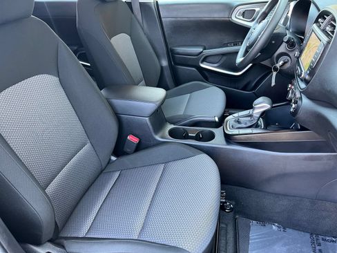 Used 2025 Kia Soul LX w/ LX Technology Package FWD image 40
