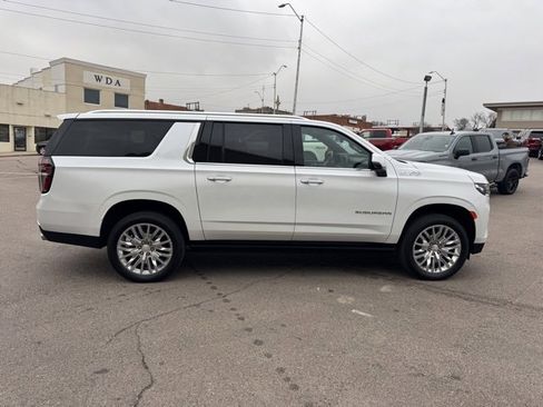 Used 2024 Chevrolet Suburban High Country image 2