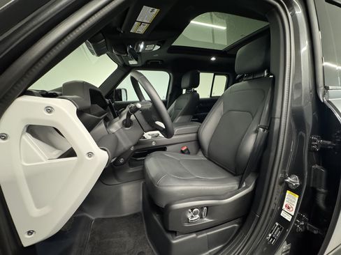 Used 2025 Land Rover Defender 130 X-Dynamic SE AWD/4WD image 14