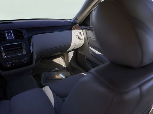 Used 2010 Cadillac DTS Luxury image 27