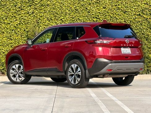 Used 2021 Nissan Rogue SV image 2