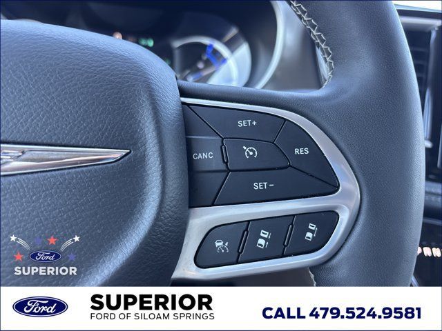 Used 2024 Chrysler Pacifica Limited FWD image 32