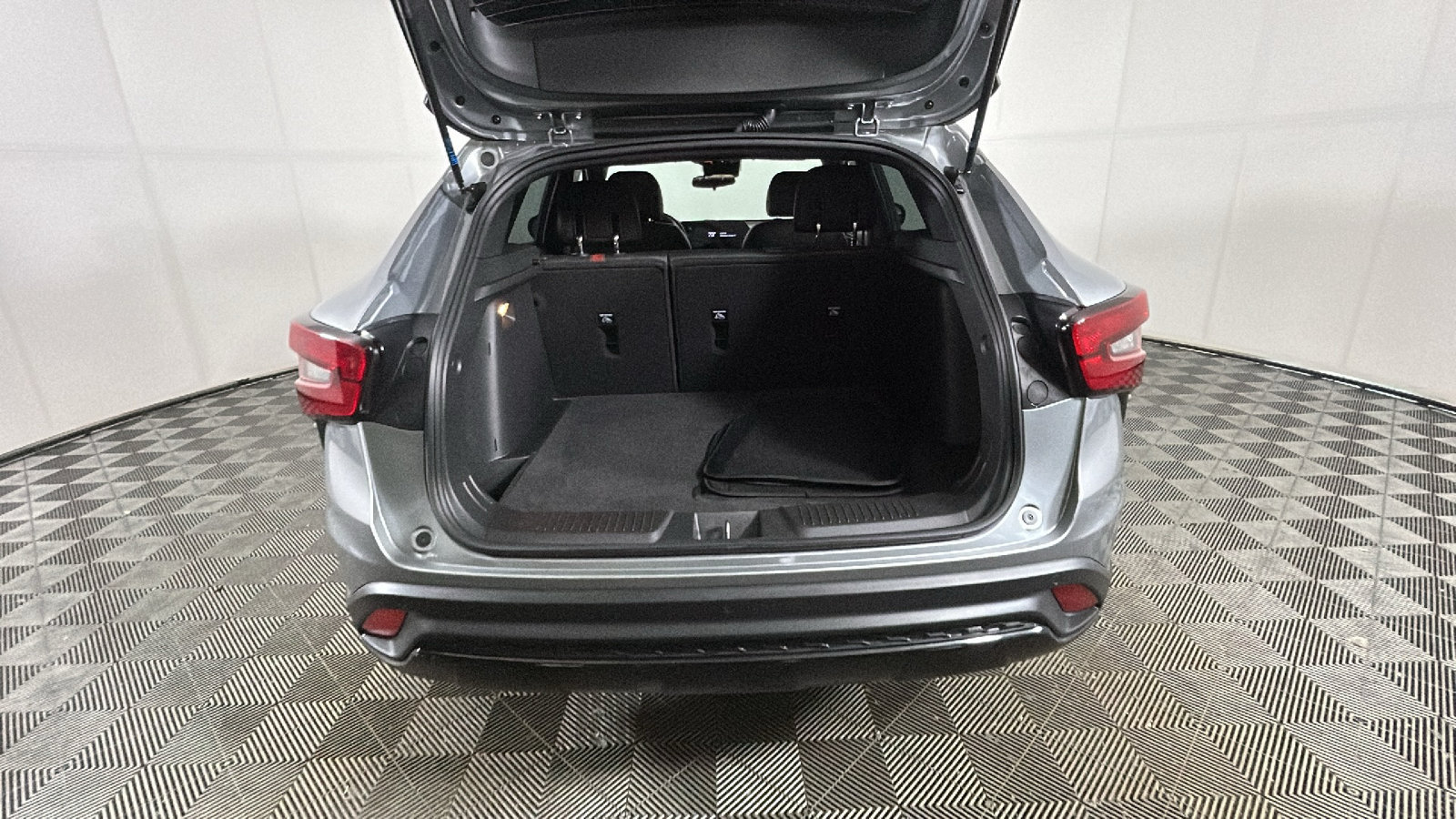 Used 2025 Chevrolet Trax RS w/ Driver Confidence Package FWD image 34