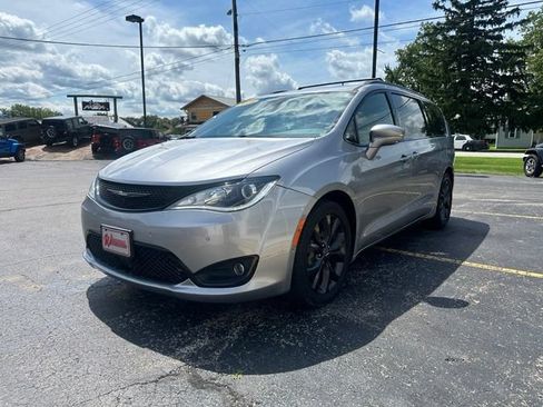 Used 2018 Chrysler Pacifica Limited w/ Advanced Safetytec Group FWD image 6