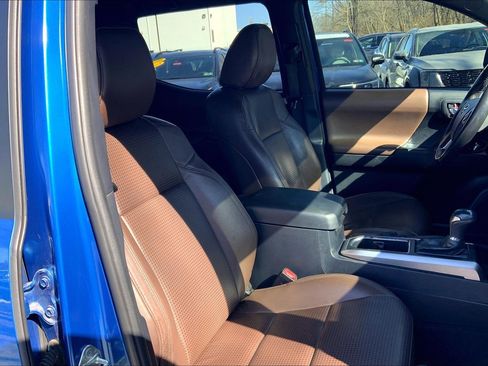 Used 2017 Toyota Tacoma Limited w/ Tow Package image 9