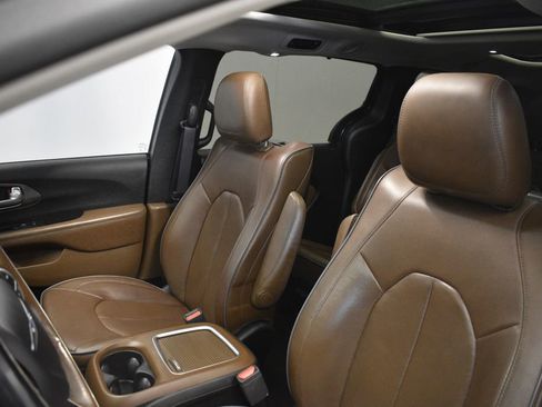 Used 2017 Chrysler Pacifica Limited image 32