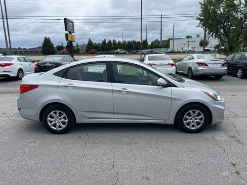 Used 2013 Hyundai Accent GLS FWD image 5