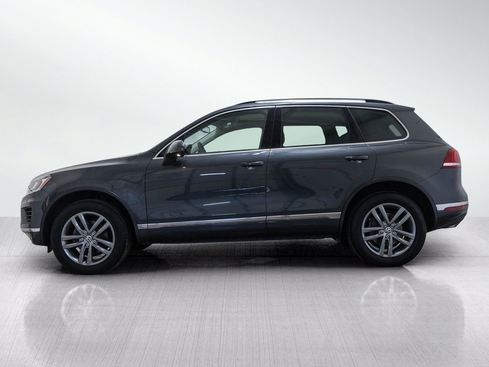 Used 2015 Volkswagen Touareg VR6 AWD/4WD image 3