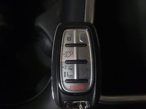 Used 2021 Chrysler Pacifica Touring-L FWD image 32