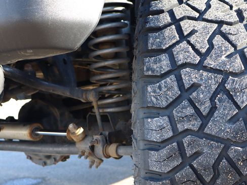 Used 2018 Jeep Wrangler Unlimited Sahara w/ Connectivity Group image 16