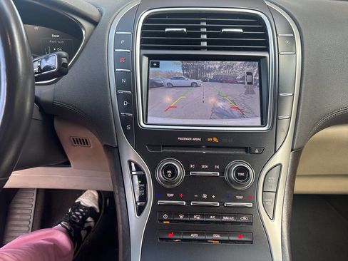 Used 2019 Lincoln Nautilus Select image 14